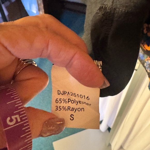 Black V-Neck Blouse with Beige Crochet Trim – Size M - Picture 3 of 6